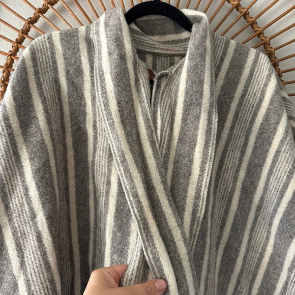 Wool fringe striped poncho built in scarf One size - Picture 3 of 9